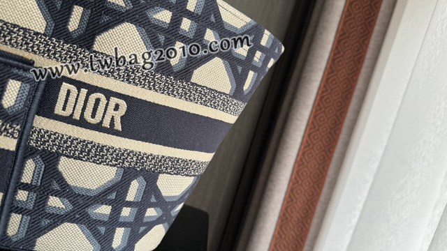 Dior专柜新款迪奥顶级原单圣诞菜篮子渐变刺绣手提女包 djfk1063